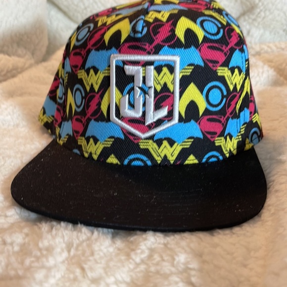 💰🚨CLEARANCE 🚨💰
Justice league hat, very bright colors - Picture 6 of 8